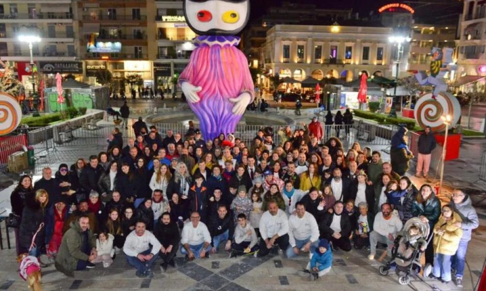 Καρναβαλιστές στην Πάτρα έφτιαξαν «μπάστακα» ύψους άνω των 6 μέτρων!